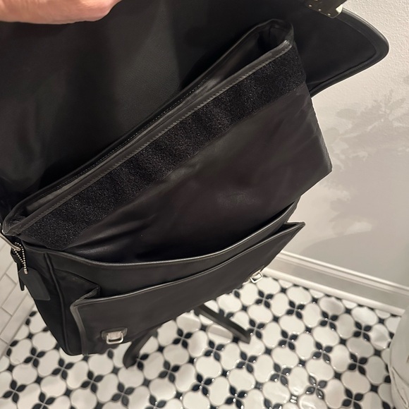 COACH, NWOT. Black smooth leather. Men’s computer bag with shoulder strap. - Picture 4 of 15